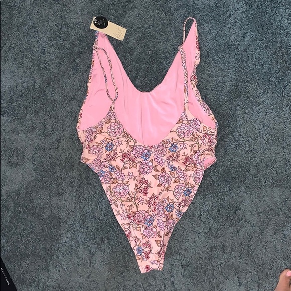 BRAND NEW ONE PIECE - Picture 4 of 6
